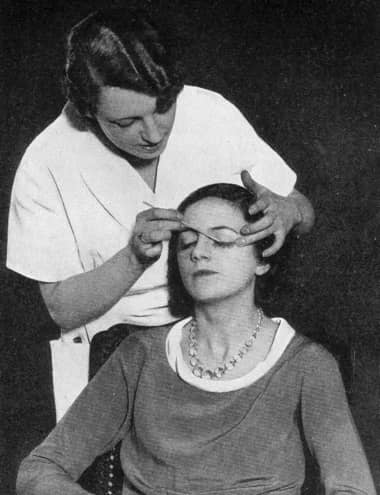 1935 Fitting false eyelashes