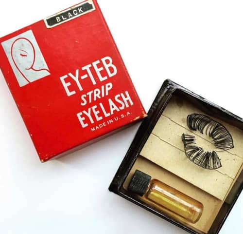 A box of Ey-Teb lashes