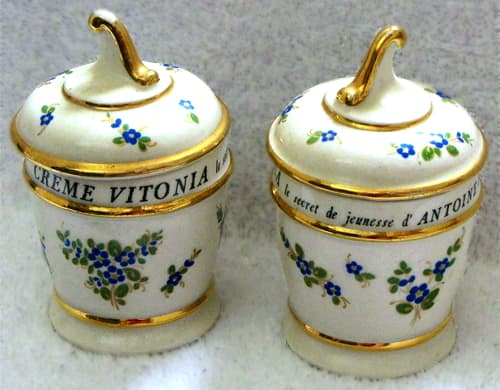Porcelain jars of Creme Vitonia