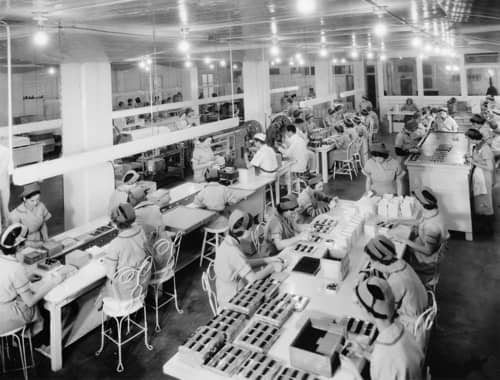 1936 Assembling and packaging Max Factor products
