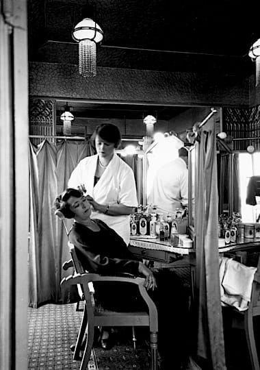 1928 Beautician and client in the Institut