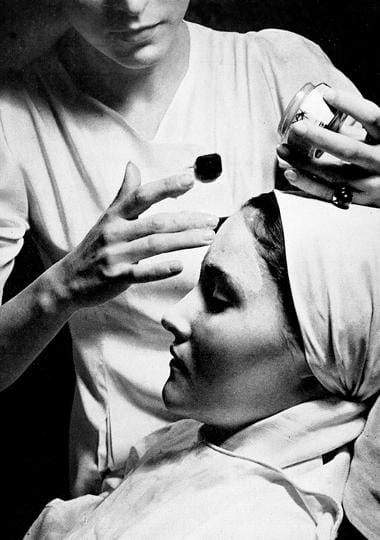 1937 Applying Creme Phebus No. 292 in the salon