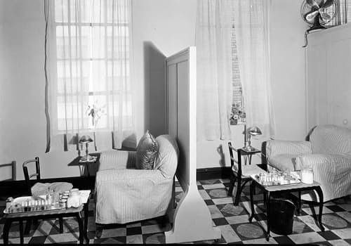 1934 Pedicure cubicles in the New York Salon