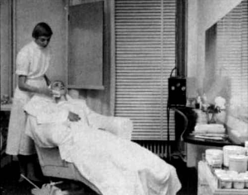 1958 Facial treatment room in Harriet Hubbard Ayer Paris salon