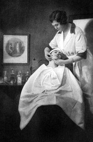 1923 Face massage in a Pomeroy salon