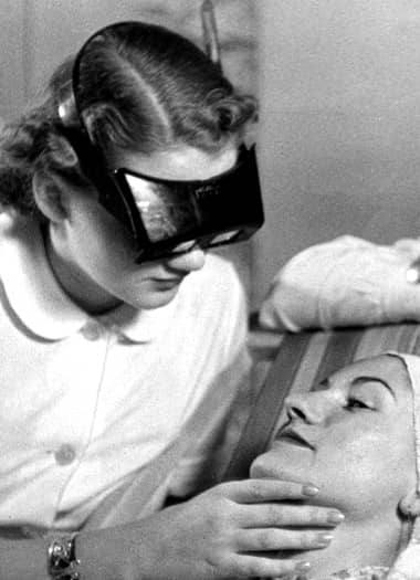 1937 Magnifying goggles used in a German salon