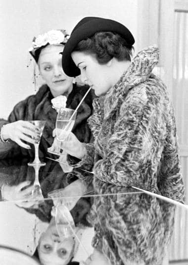 1937 Clients drinking fruit juices