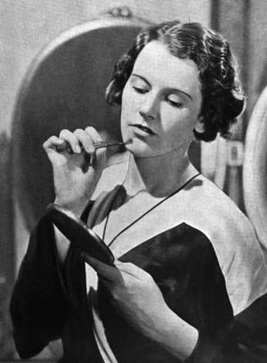 1937 Removing a blackhead using a comedone extractor