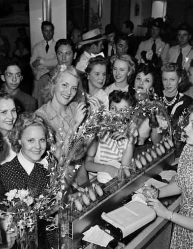 1940 Jane Manners at the Coty counter