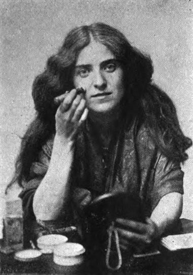 1904 Actress using greasepaint