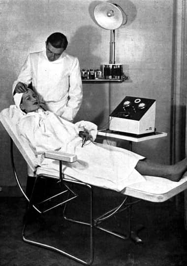 1937 Client undergoing electrical desincrustation