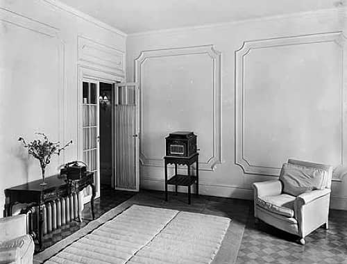 1922 Exercise room in the London Salon