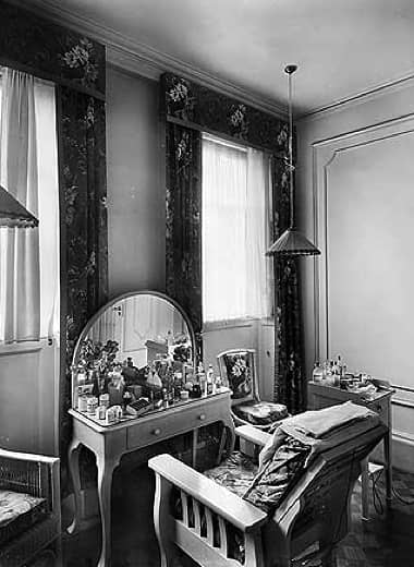 1922 Treatment cubicle in the London salon