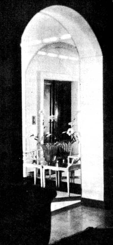 1931 Lobby in the Arden salon