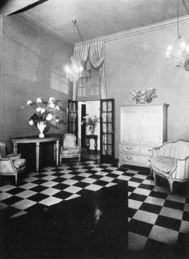 1933 Reception room in the Chicago salon