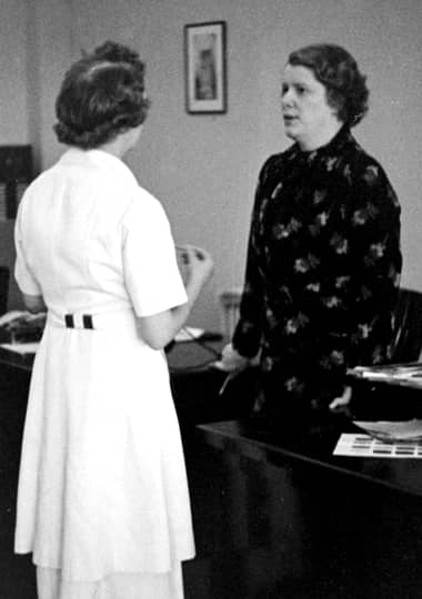 1936 Elizabeth Arden in her office