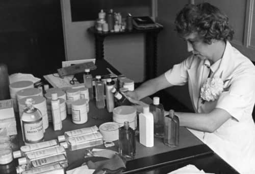 1936 Elizabeth Arden in her office