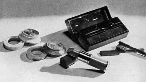 1939 Elizabeth Arden eye make-up and lipstick