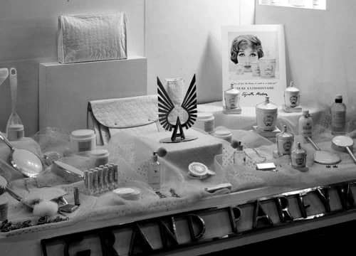 1959 Elizabeth Arden window display in Oslo