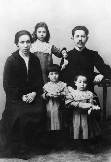 1904 Esther, Freda, Cecilia, Max and Davis Faktorowicz in Russia