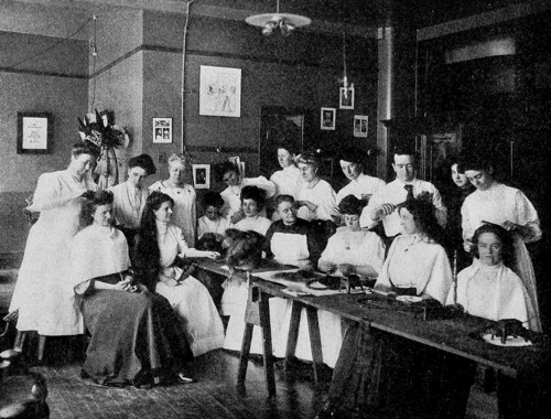 1907 Hairdressing class at a Marinello School