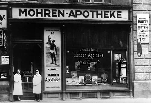 1900 Mohren Apotheke in Vienna