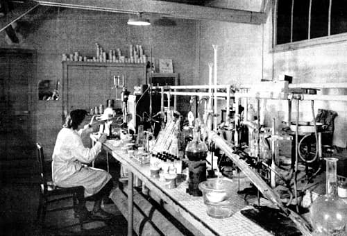 1953 A Payot laboratory at Bois-Colombes