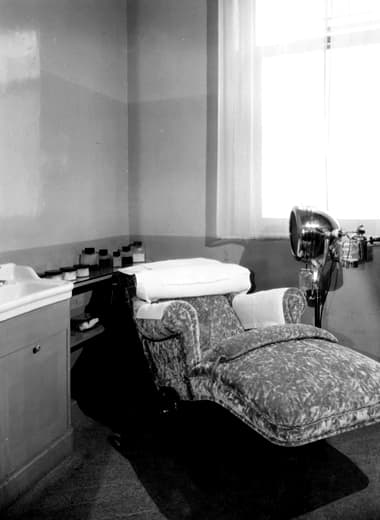 Treatment room at the Payot salon with lounge