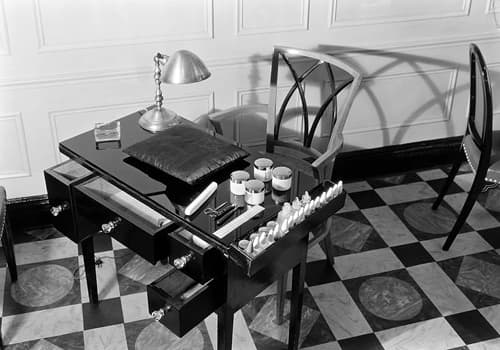 1934 Manicure desk in the New York Salon