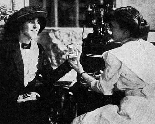 1912 Salon consultation